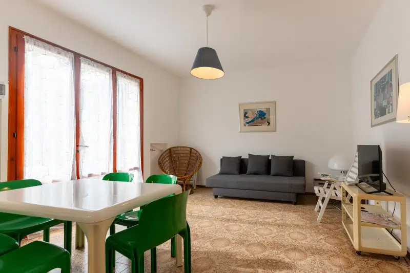 Appartamento trilocale al primo piano con giardino e ingresso indipendente