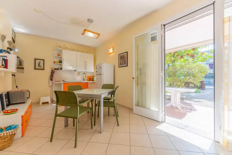 Villetta trilocale in verticale con doppio giardino