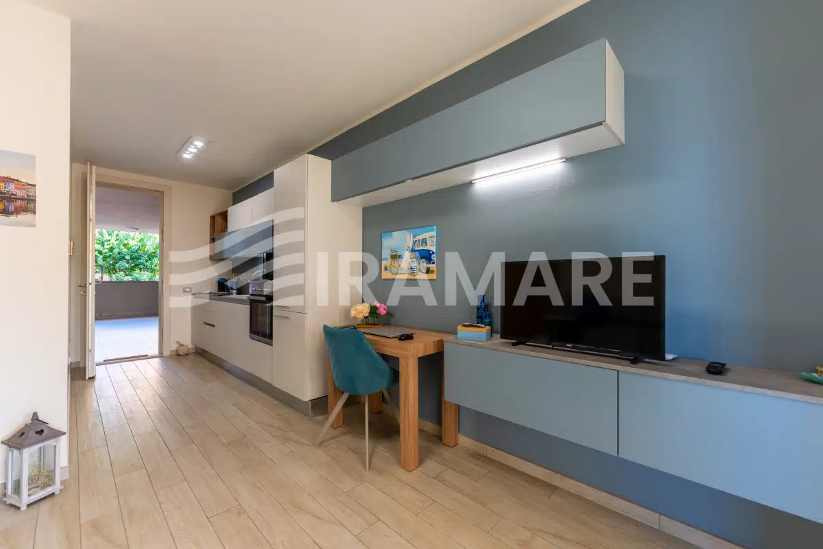 Appartamento bilocale ristrutturato in condominio con piscina